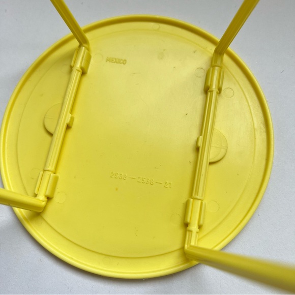 Vintage Barbie yellow table and chairs set - Picture 5 of 8